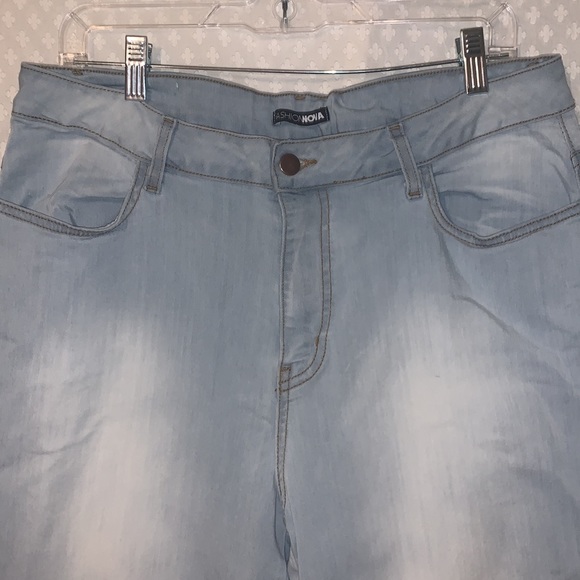 FASHION NOVA LIGHT WASH JEANS - Picture 2 of 4
